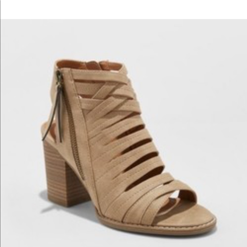 Universal Thread taupe Sandle heels